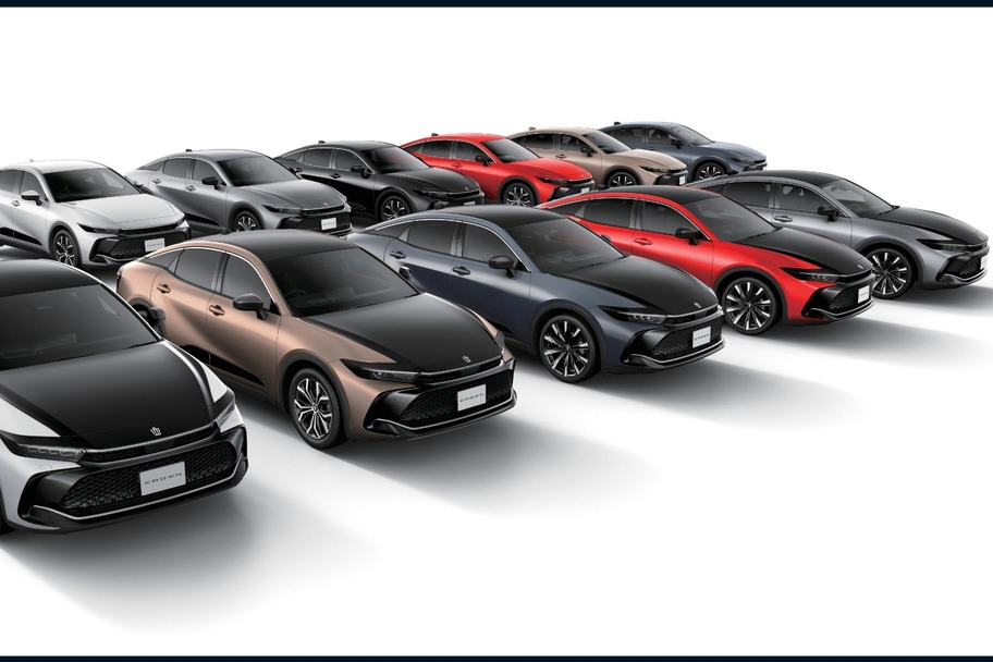 (前列の左から1台目、3〜5台目):CROSSOVER RS(2.4Lターボハイブリッド車)