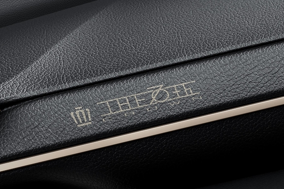 70th anniversary 特別装備（RS “THE 70th”／Z “THE 70th”共通）●専用レーザー加飾